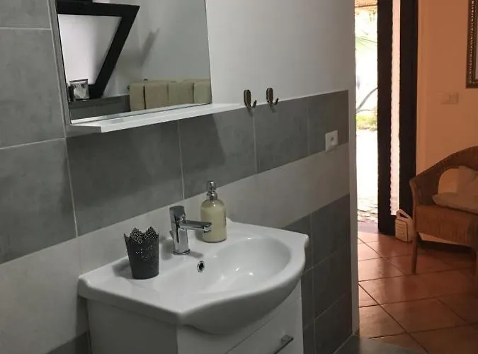 Is Scabas Guestrooms ゲストハウス Solarussa