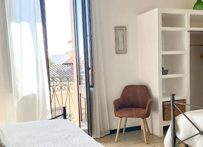 Is Scabas Guestrooms ゲストハウス Solarussa