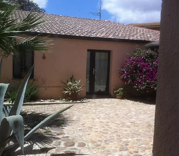 ゲストハウス Is Scabas Guestrooms 5*